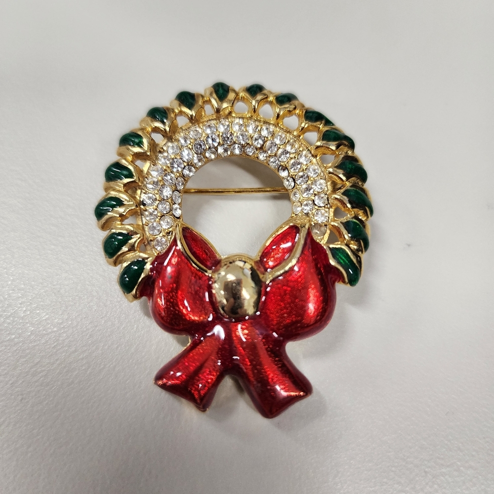 Vintage Christmas Wreath Brooch Gold-Tone Enamel & Rhinestone Holiday Pin